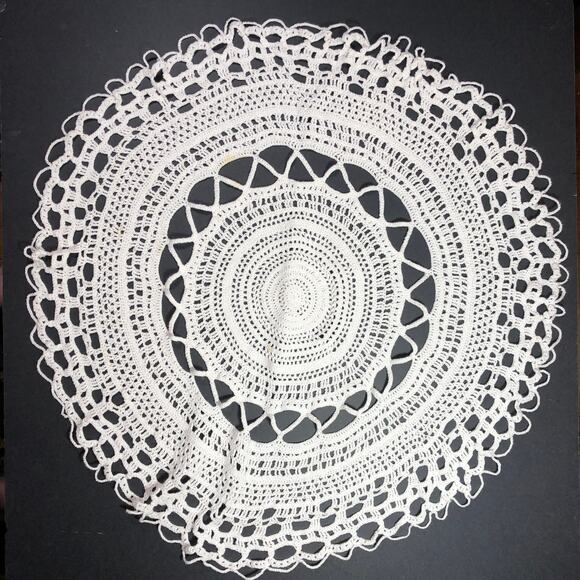 Round Small Crochet Table Cloth 29" Side Table Dresser Handmade Vintage Cottage - Picture 1 of 10